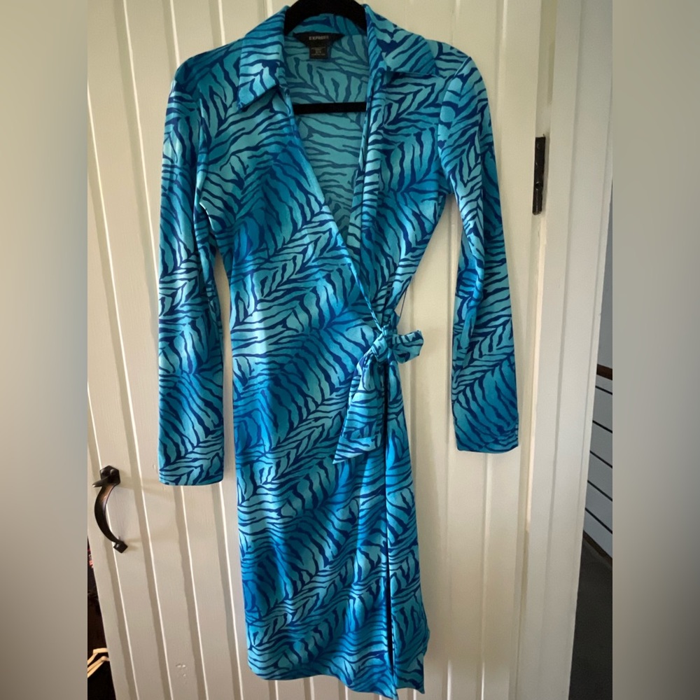 NWT Express wrap dress - soooo cute -Size 3/4 💙💙💙